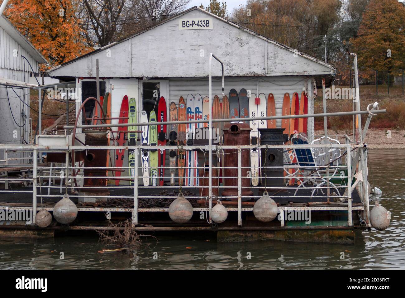 Sava River, Belgrad, Serbien, 6. November 2016: Viele Wasserskier standen auf einer Floßloge-Terrasse Stockfoto