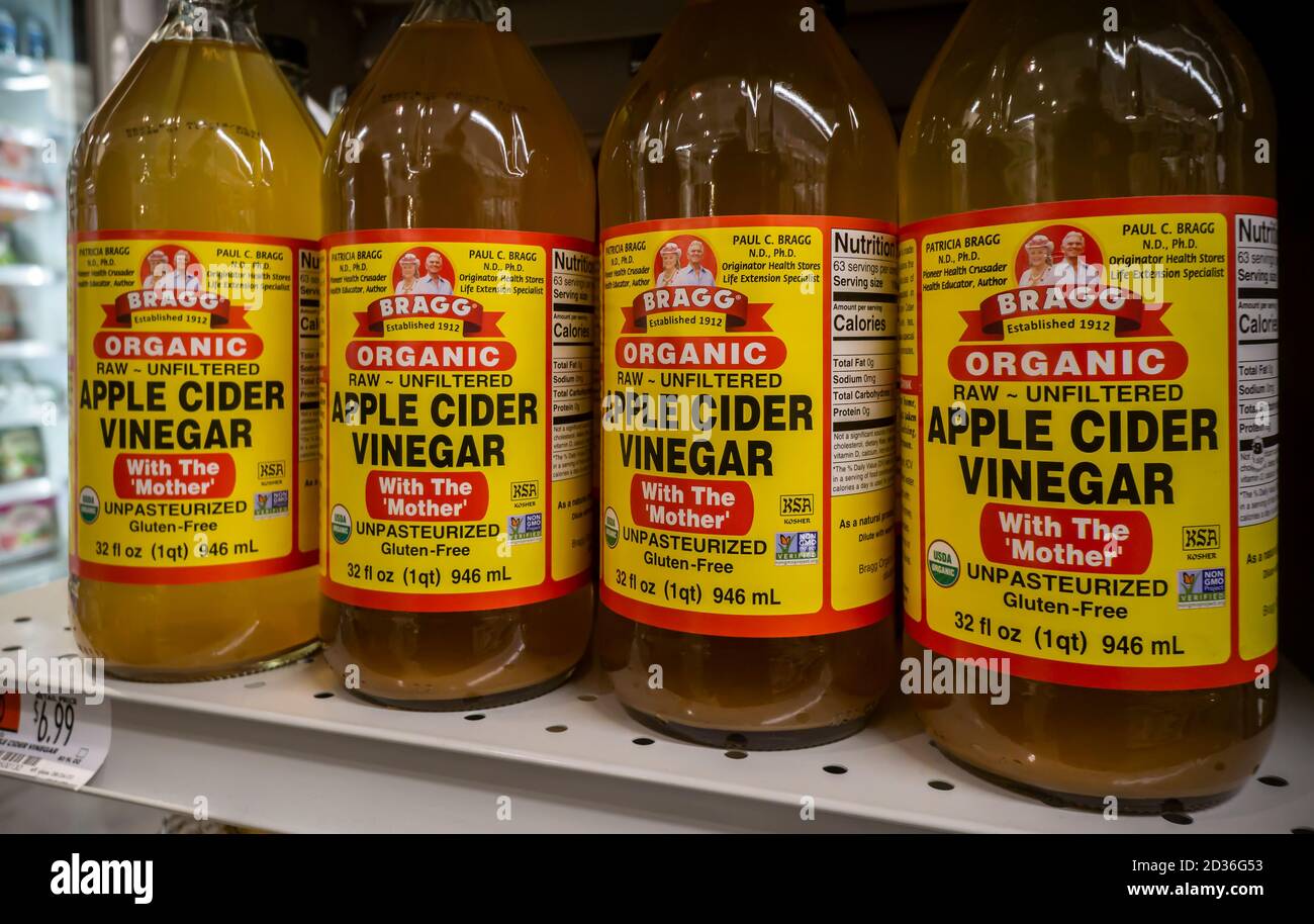 Flaschen Apfelessig der Marke Bragg in einem Supermarkt in New York am Donnerstag, 1. Oktober 2020. Das Getränk ist als Teil der Wellness-Routine vieler Menschen beliebt. (© Richard B. Levine) Stockfoto