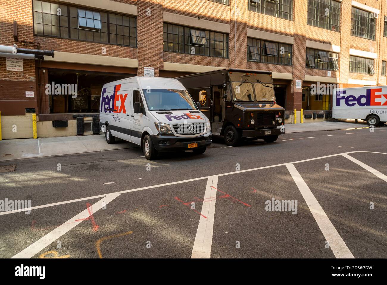 Ein UPS-Truck und ein FedEx-Truck im New Yorker Stadtteil Chelsea am Montag, den 28. September 2020. (© Richard B. Levine) Stockfoto