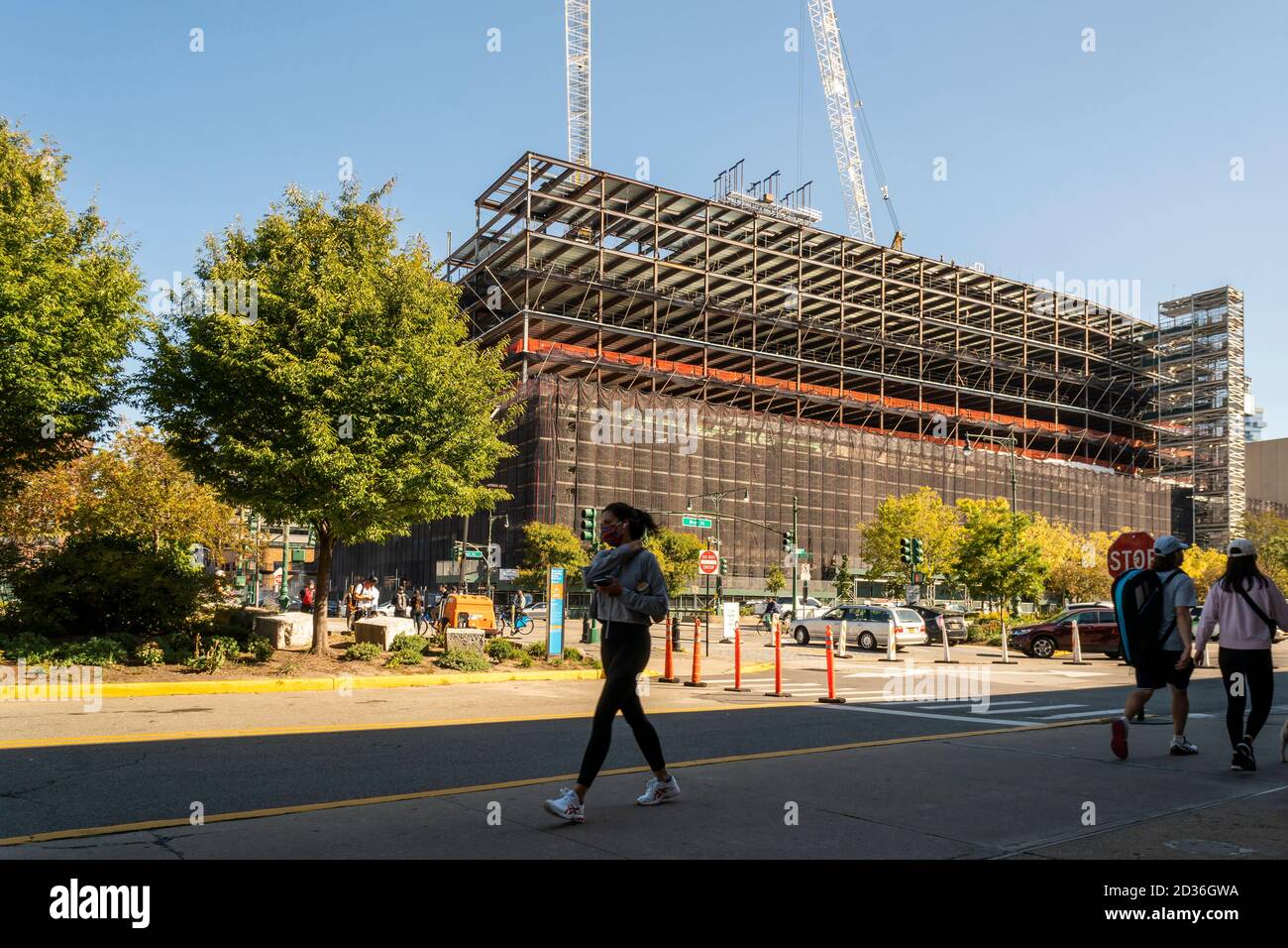 Die Bauarbeiten am St. John’s Terminal Gebäude am Hudson Square in New York werden am Samstag, 3. Oktober 2020, stattfinden. Das riesige ehemalige Bahnterminal, das 227 Schienenfahrzeuge fassen kann, erhält einen neun Stockwerke hohen „grünen“ Zusatz auf seinem Dach. Google hat einen Vertrag mit Oxford Properties Group unterzeichnet, um das Gebäude zu vermieten. (© Richard B. Levine) Stockfoto