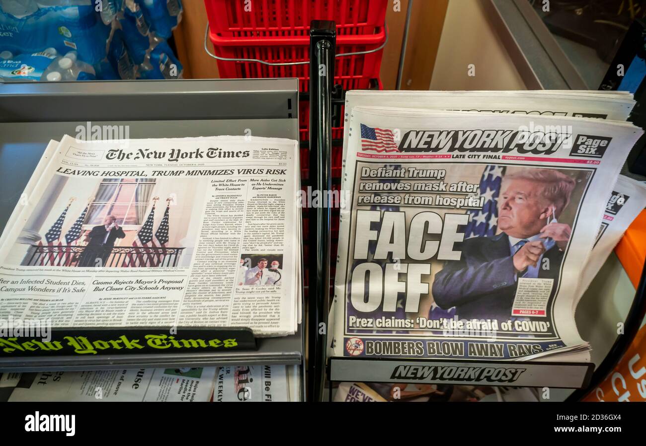 Titelseiten und Schlagzeilen der New Yorker Zeitungen am Dienstag, den 6. Oktober 2020 berichten über die Nachrichten der Vortage, dass Präsident Donald Trump das Walter Reed National Military Medical Center verlassen hat, nachdem er wegen eines Vertrags mit Covid-19 behandelt worden war. (© Richard B. Levine) Stockfoto