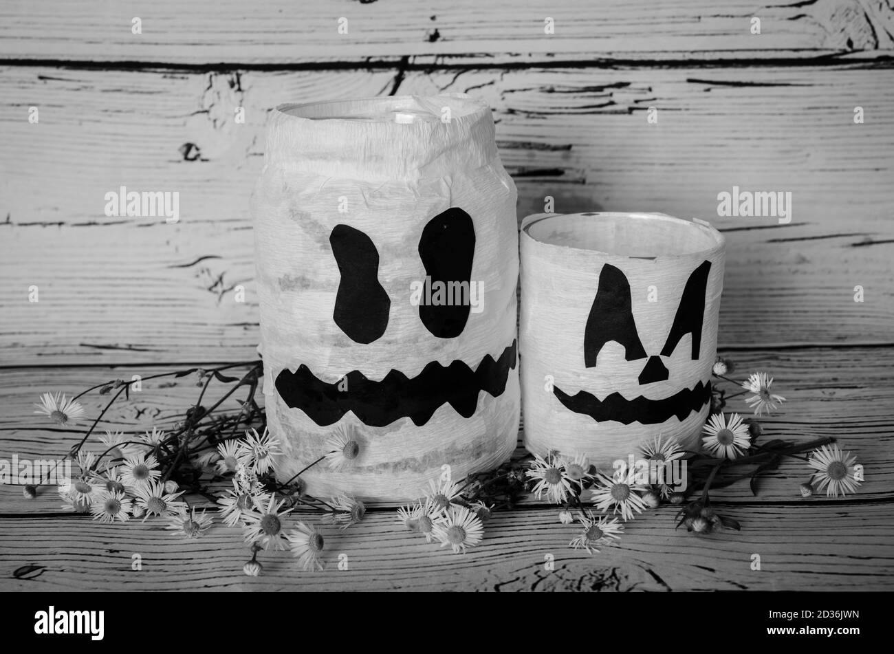 Lustige künstliche halloween weiße Geisterdekoration aus Papier und Glas mit brennender Kerze im Inneren Stockfoto
