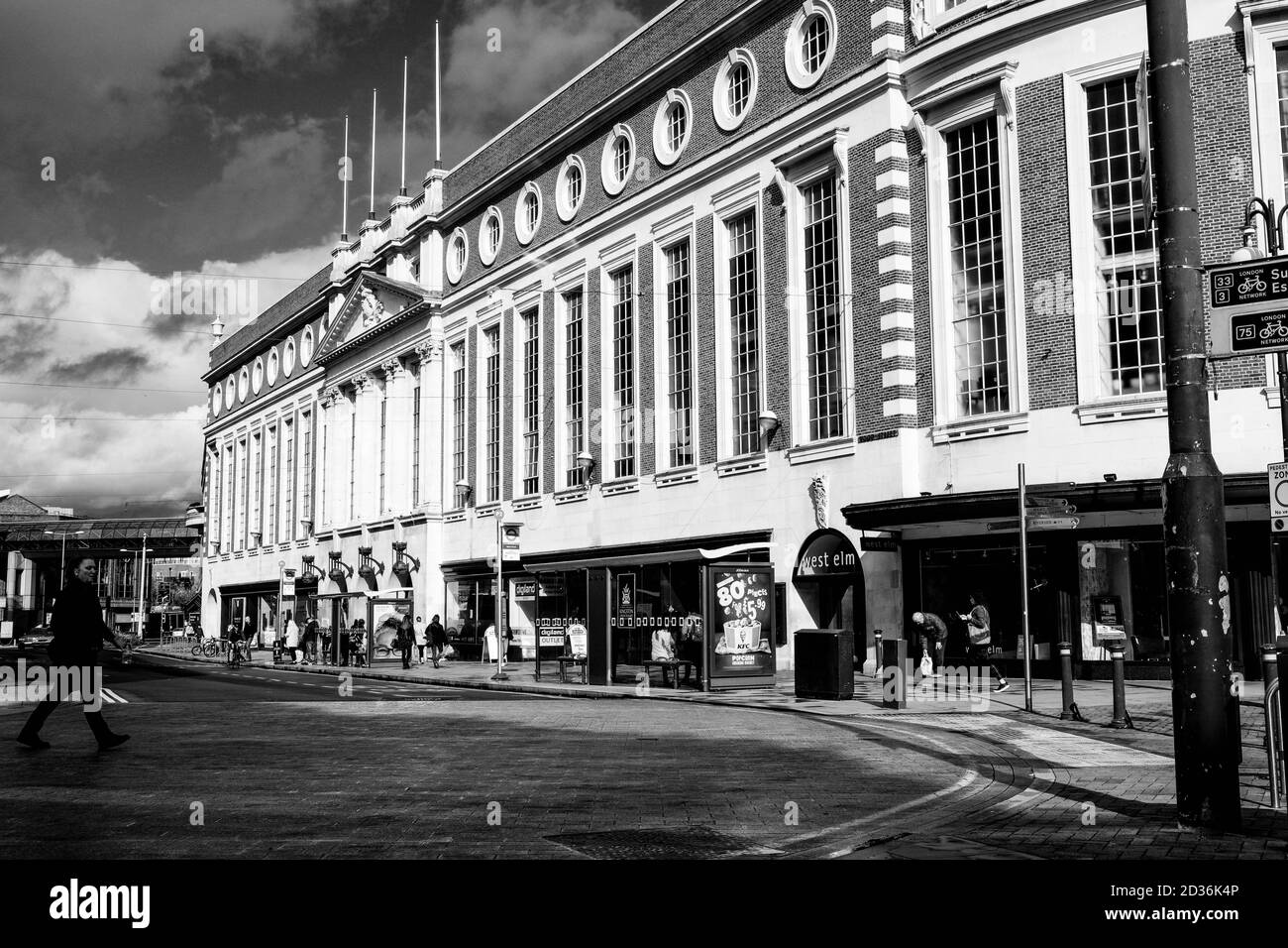 London Großbritannien Oktober 06 2020, People Shopping außerhalb des Bentalls Shopping Centers in South London Stockfoto