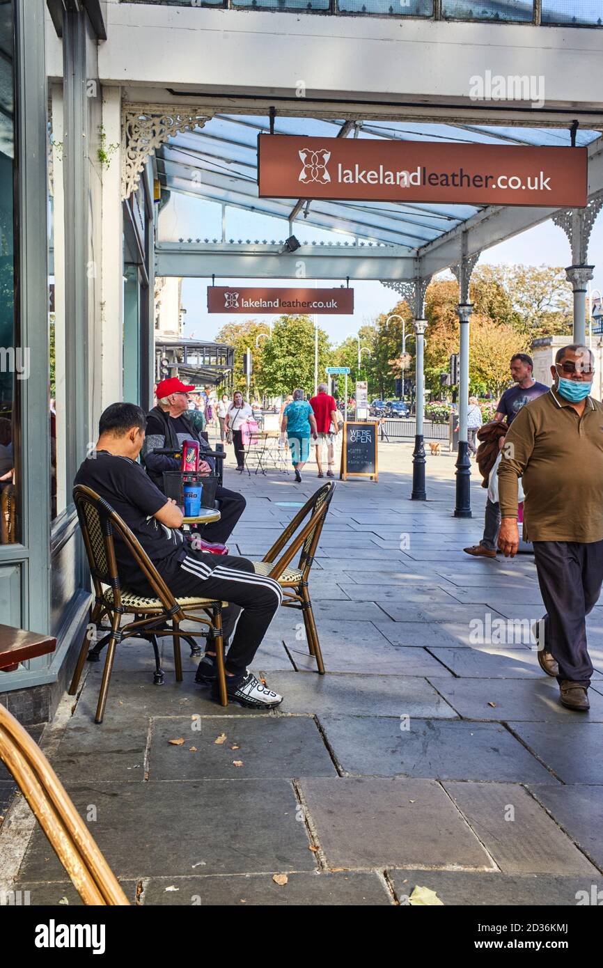 Ein Cafe in Southport mit Sitzplätzen draußen während der covid Zeiten Stockfoto
