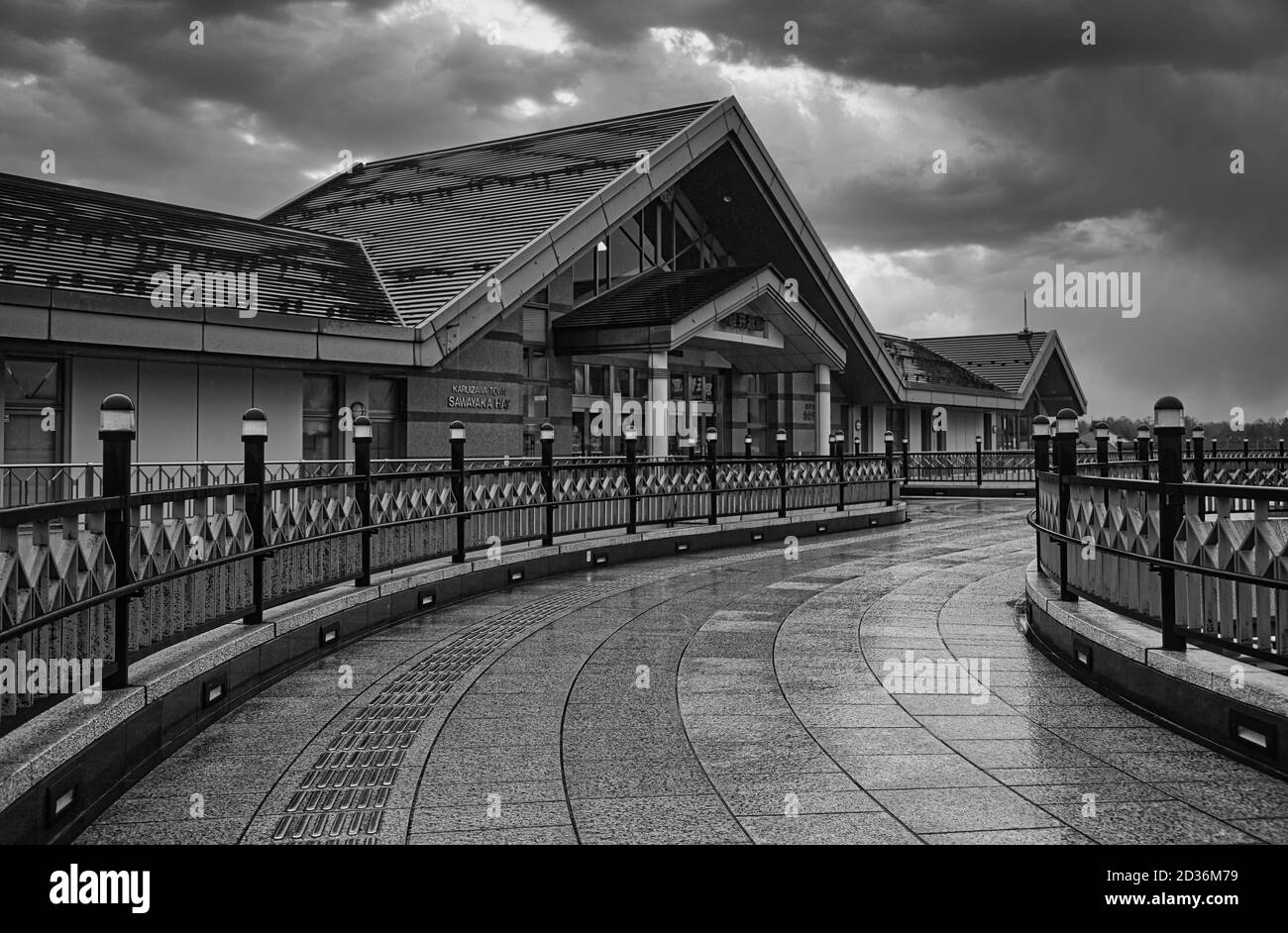 KARUIZAWA, JAPAN - 05. März 2019: Ein regnerischer Tag am Bahnhof Karuizawa, Nagano in Japan. Stockfoto