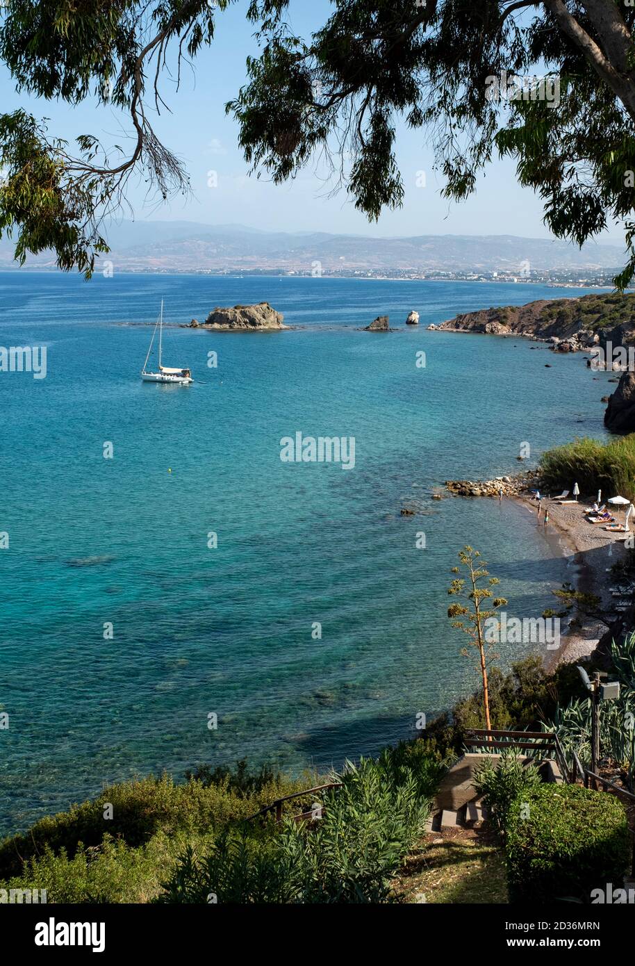 Freizeitboote und Touristen in einer abgelegenen Bucht auf der Halbinsel Akamas, Zypern. Stockfoto