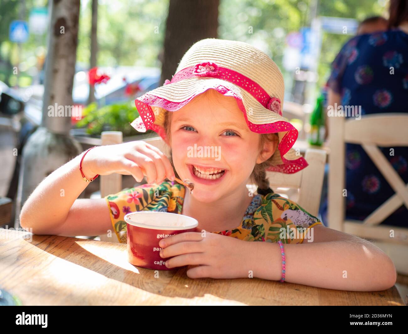 Lächelndes, glückliches Mädchen von sechs Kindern, das an einem heißen Sommertag Eis isst, Sofia, Bulgarien Stockfoto