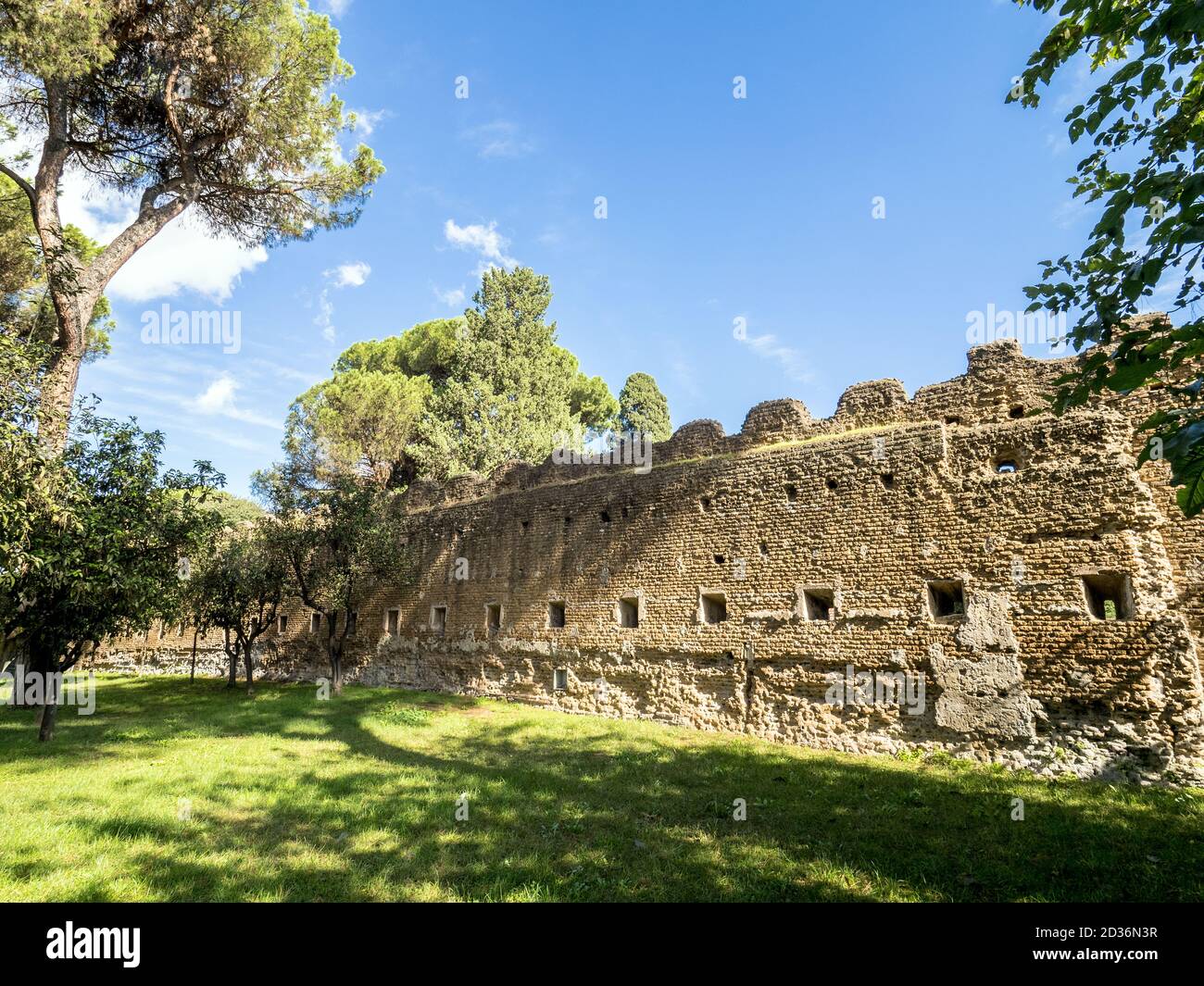 Steinmauer im Garten der Orangenbäume (Giardino degli Aranci) auf dem Hügel Aventine - Rom, Italien Stockfoto