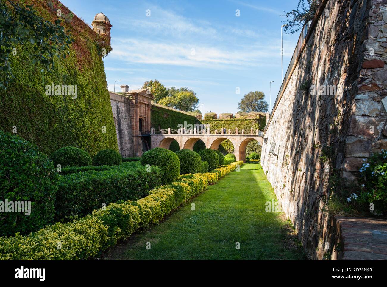 Barcelona/Spain-10/6/2020:Blick auf den Graben mit Garten und die Eingangsbrücke Der Burg Montjuich Stockfoto