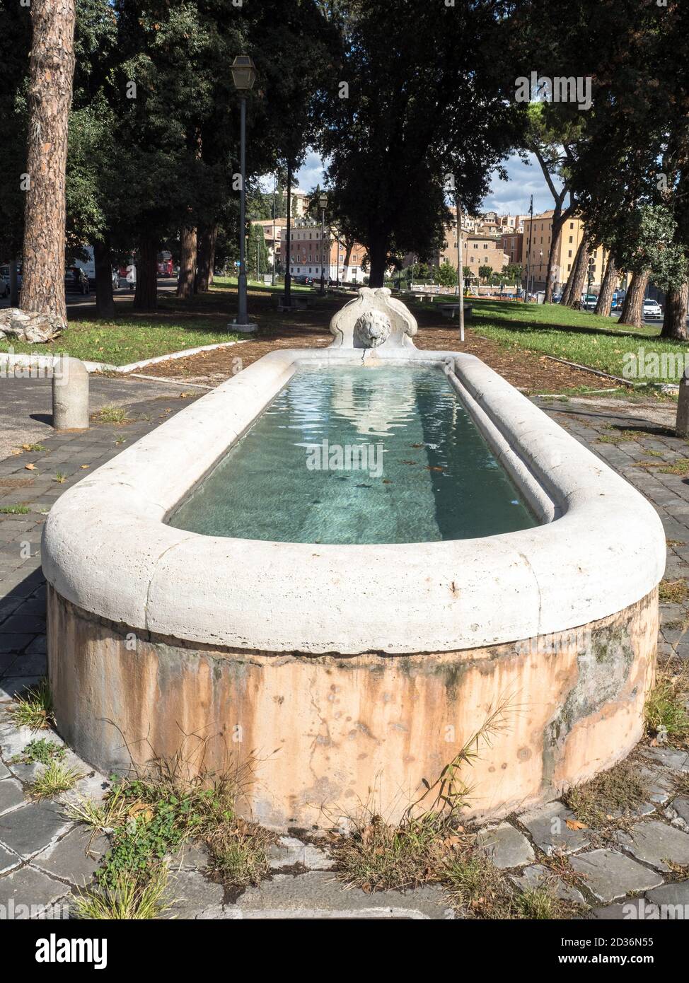 Brunnen in Lungotevere Aventino erbaut im Jahr 1717 von Carlo Bizzaccheri war eine alte Trinkrinne - Rom, Italien Stockfoto