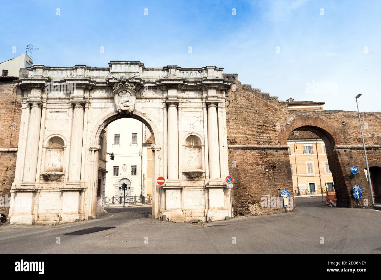 Porta Portese ist ein altes Stadttor, am Ende der Via Portuense etwa einen Block vom Ufer des Tibers entfernt, am südlichen Rand des Rione Trastevere - Rom, Italien Stockfoto