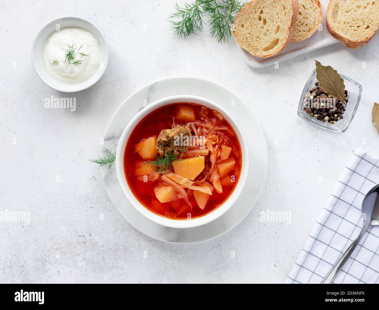 Hausgemachtes Borscht mit Rüben, Kohl, Kartoffeln und Fleisch Stockfoto