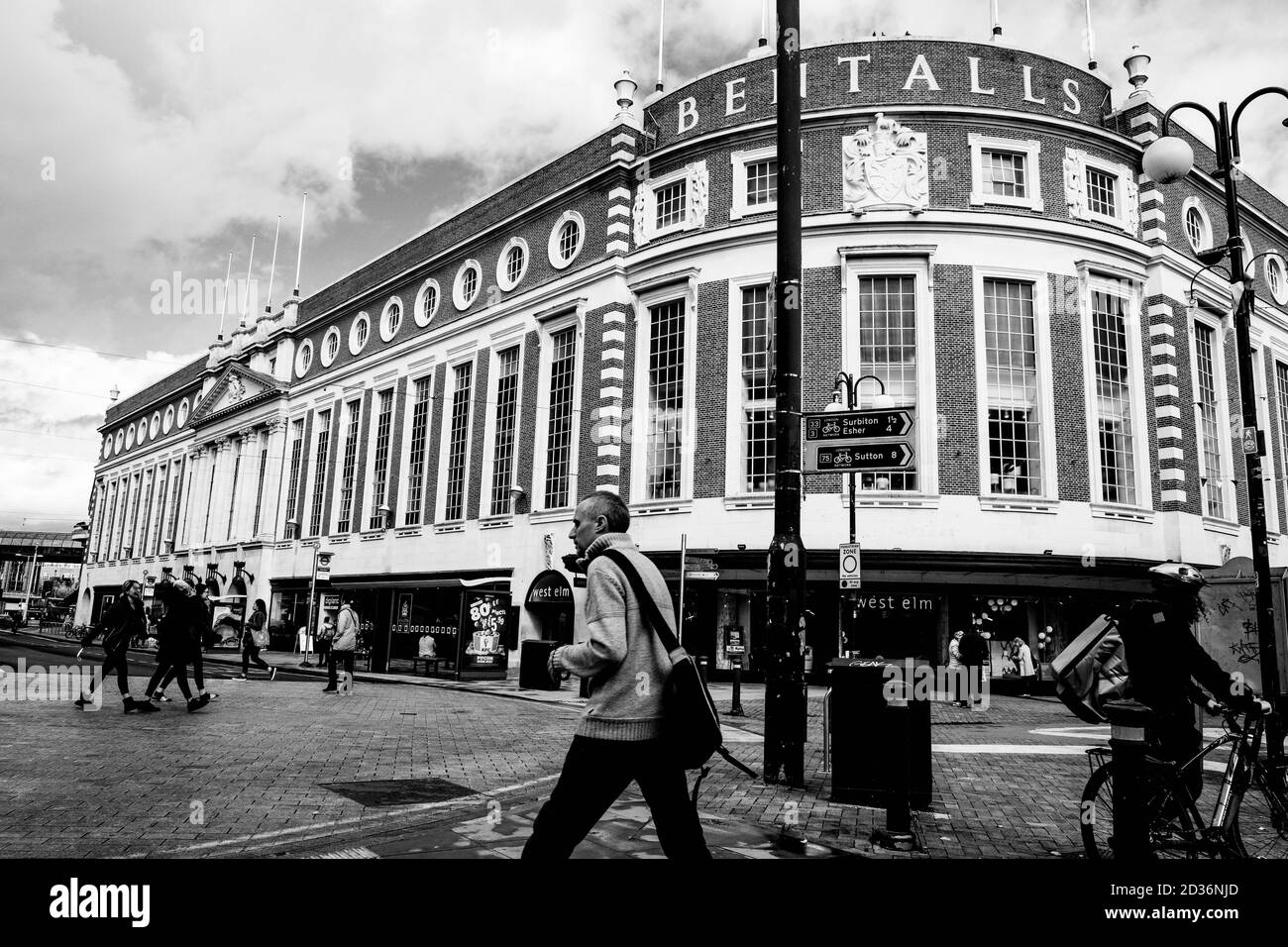 London Großbritannien Oktober 06 2020, People Shopping außerhalb des Bentalls Shopping Centers in South London Stockfoto