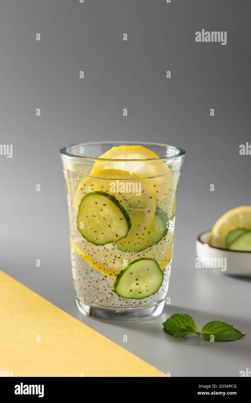 Gesundes Chia-Wasser mit Gurke und Zitrone in einem Glas. Stockfoto