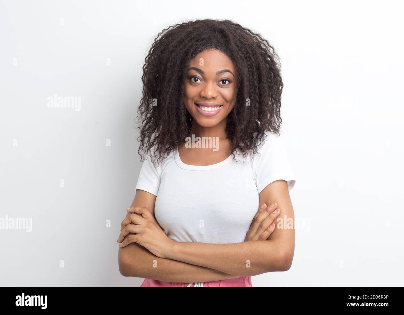 Lächelnde afroamerikanische junge Frau. Porträt eines glücklichen schwarzen Mädchen. Stockfoto