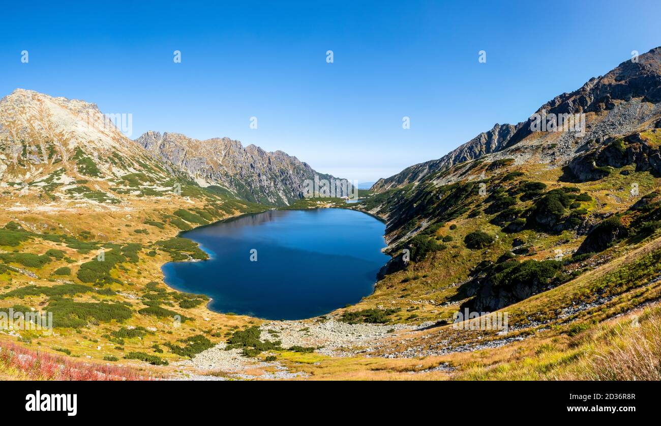Hochauflösendes Panorama von fünf polnischen Teichen Tal (Dolina Pieciu Stawow Polskich) im Herbst. Kristallblauer Bergsee in der Hohen Tatra, au Stockfoto