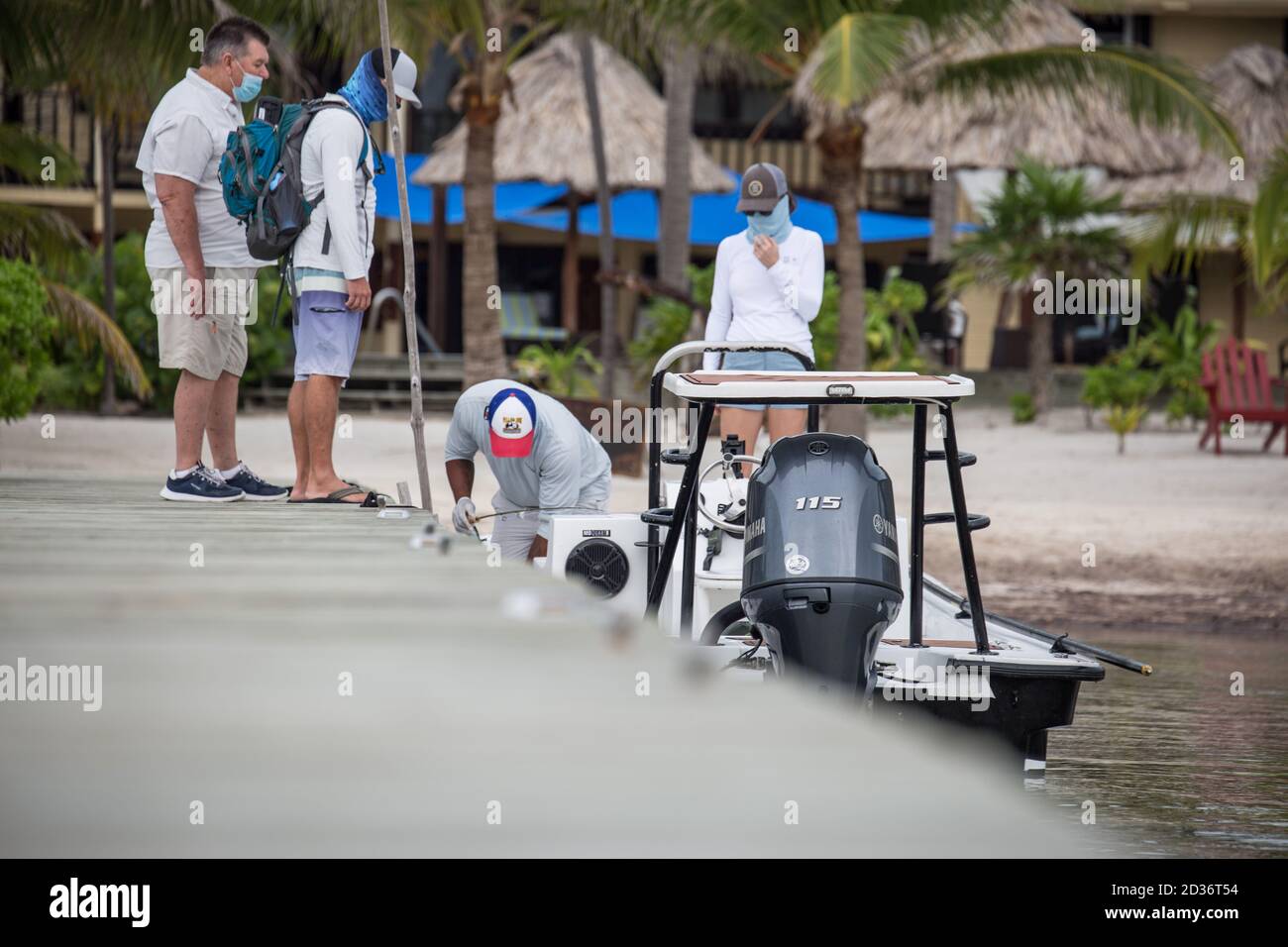 San Pedro, Montana, Belize. Oktober 2020. Gäste laden auf ein Boot in der El Pescador Lodge, tragen Masken und beachten andere Sicherheitsprotokolle. Quelle: Jess Mcglothlin/ZUMA Wire/Alamy Live News Stockfoto
