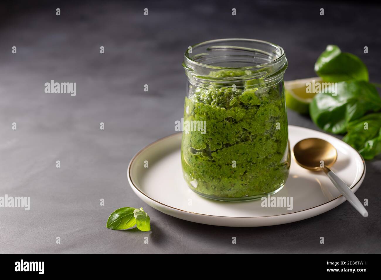 Hausgemachte grüne Pesto-Sauce in einem Glas Stockfoto