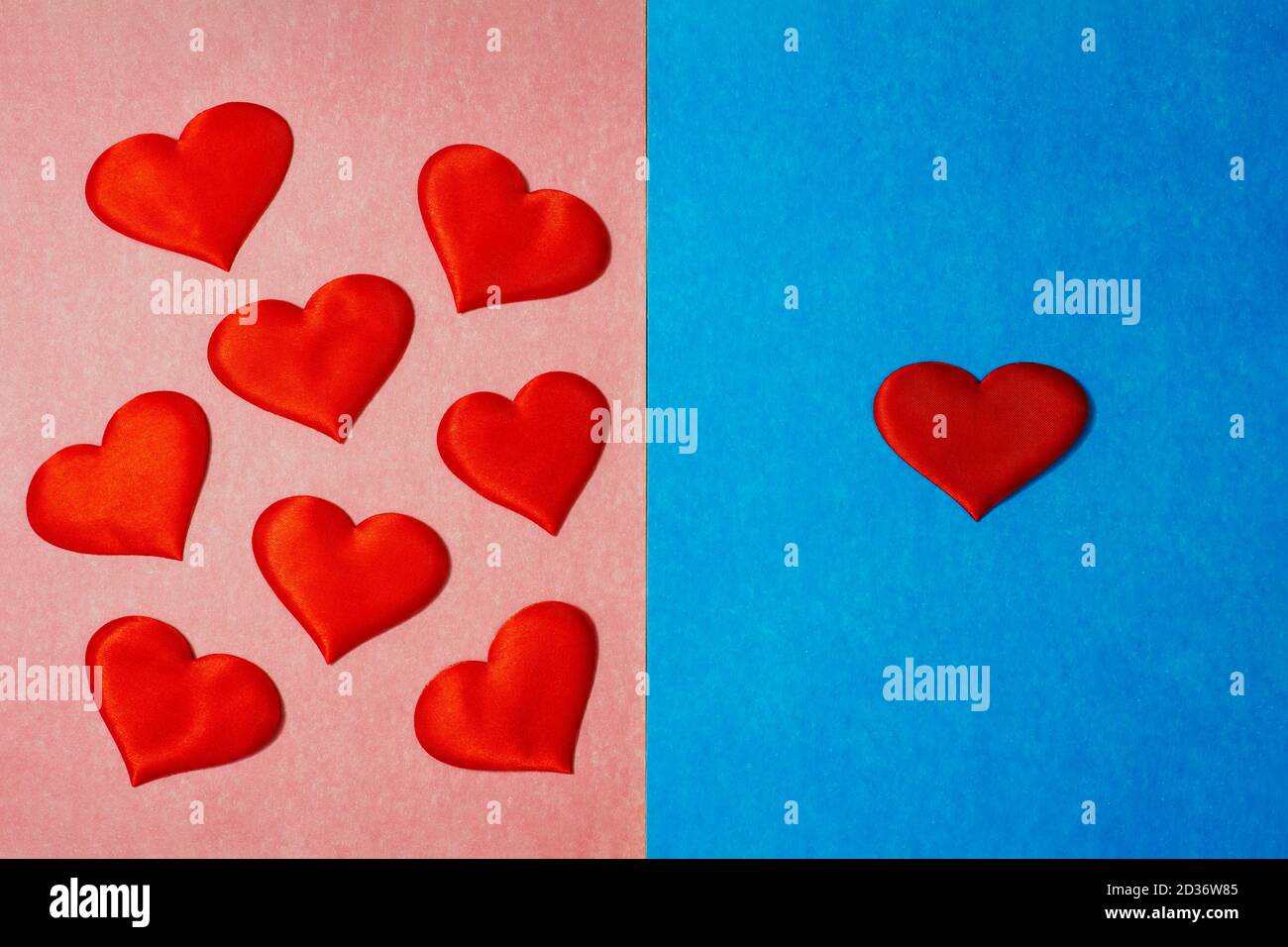 Viele Herzen in rosa Farbe Seite und ein Herz in blau Farbe Seitenhintergrund. Copy Space, viele Frauen ein Mann Konzept Stockfoto