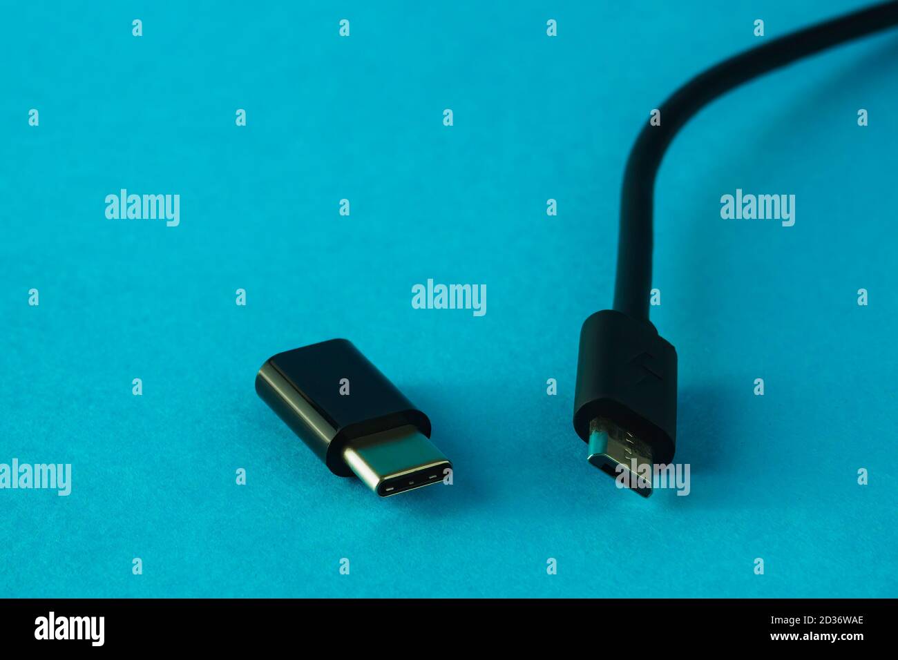Micro USB auf Typ C kleiner Adapter und Kabel an Blauer Hintergrund Stockfoto