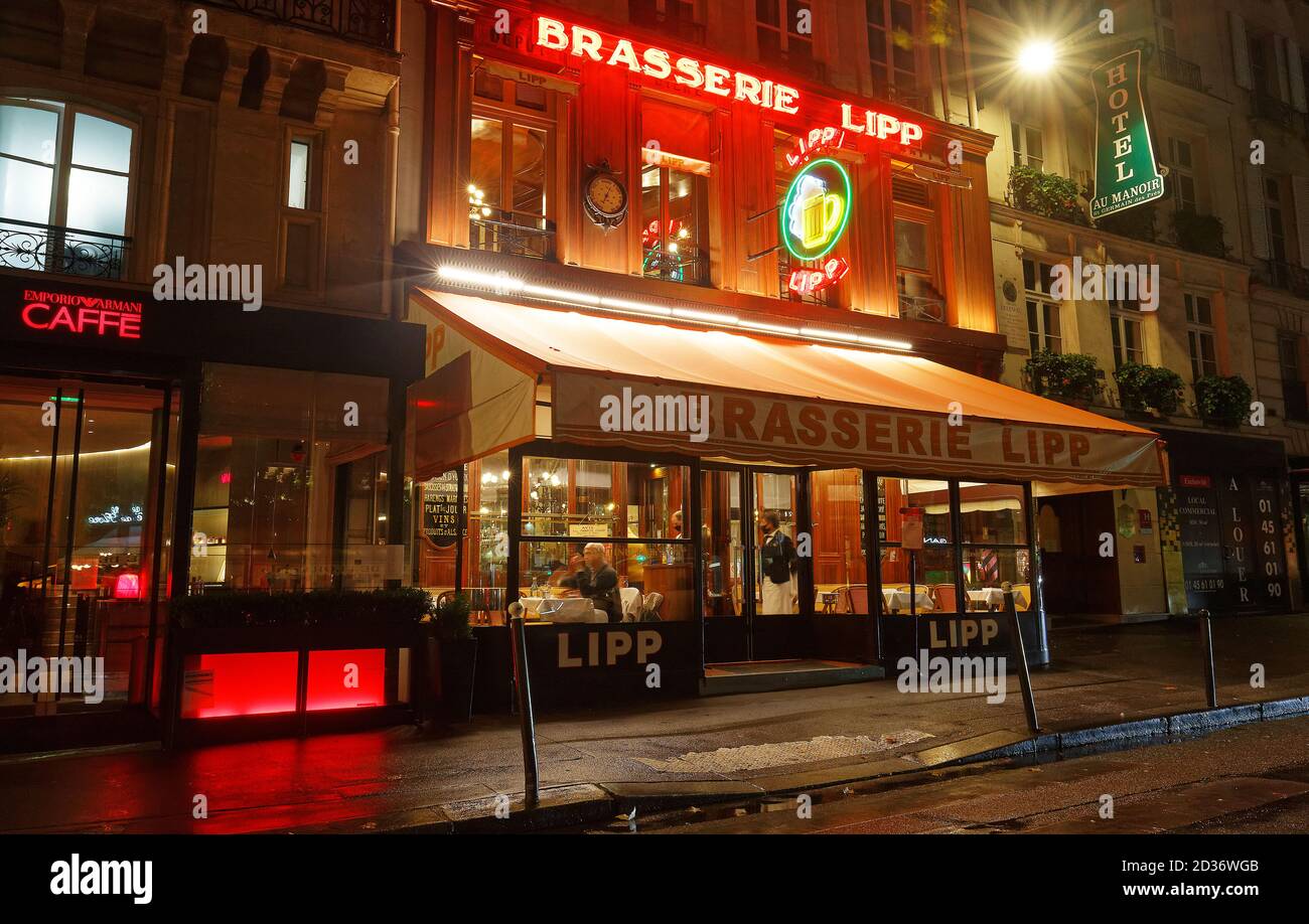 Die Brasserie Lipp ist ein berühmtes Lokal am Boulevard Saint Germain.Hemingway schrieb seine Depeschen von hier.Chagall,Camus und Montand waren Stockfoto