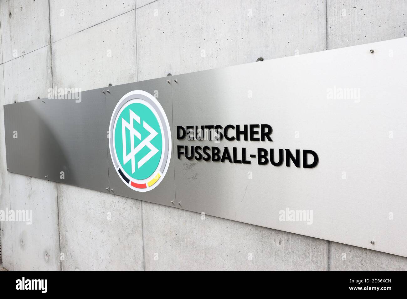 Frankfurt, Deutschland. 03.09.2018 2020. firo: 03.09.2020 Fuvuball: Fußball: DFB Geschv§ftsstelle Logo Deutscher Fußballverband, Schild vor dem Haupteingang in Frankfurt Hinzterleger, allgemeine Beschriftung zur weltweiten Nutzung Quelle: dpa/Alamy Live News Stockfoto