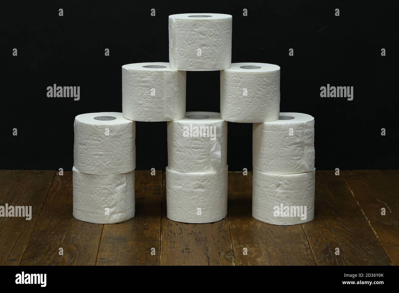 Nahaufnahme eines Pyramidenstapels mit Toilettenpapieren Stockfoto