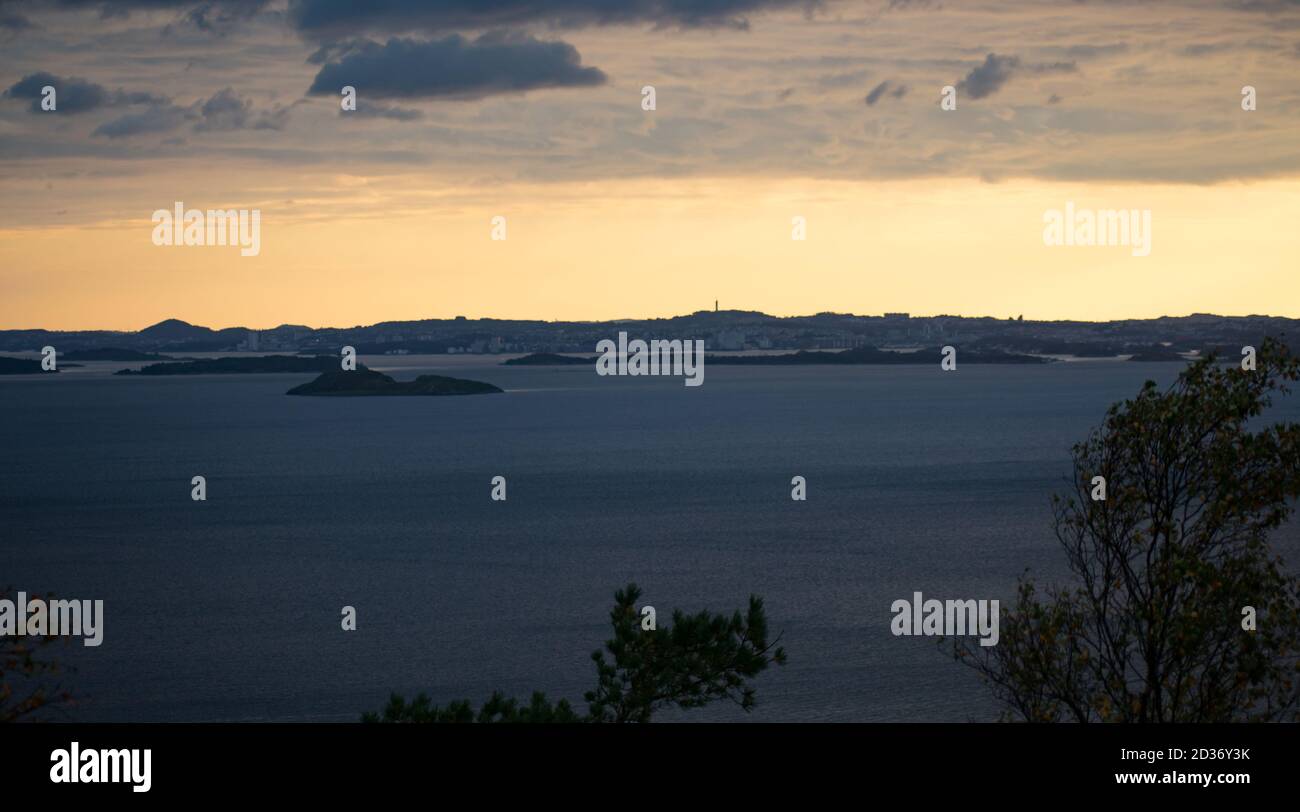 Stavanger Norwegen bei Sonnenuntergang über dem Fjord Stockfoto