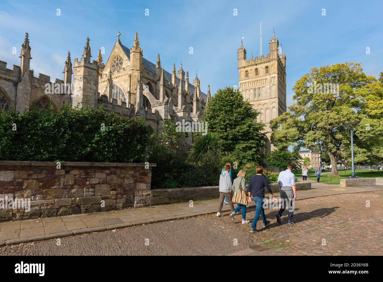 Familienurlaub England, Blick im Sommer einer Familiengruppe Blick auf die Nordseite der Kathedrale St. Peter in Exeter, Devon, Stockfoto