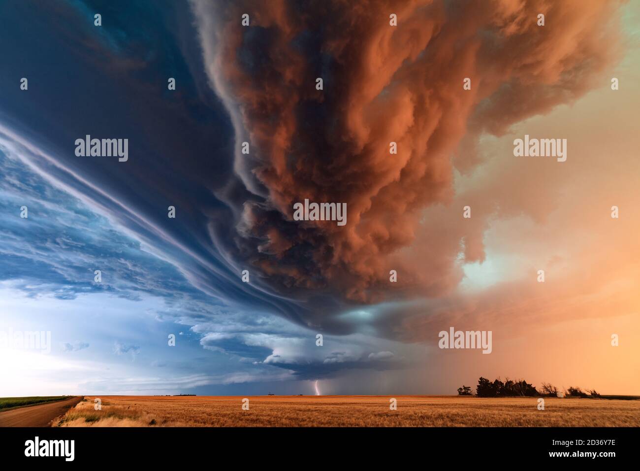 Dramatische Wolken und supercell-Gewitter werden bei Sonnenuntergang von einem linearen Sturm während eines Unwetterausbruchs in der Nähe von St. Francis, Kansas, überschwemmt Stockfoto