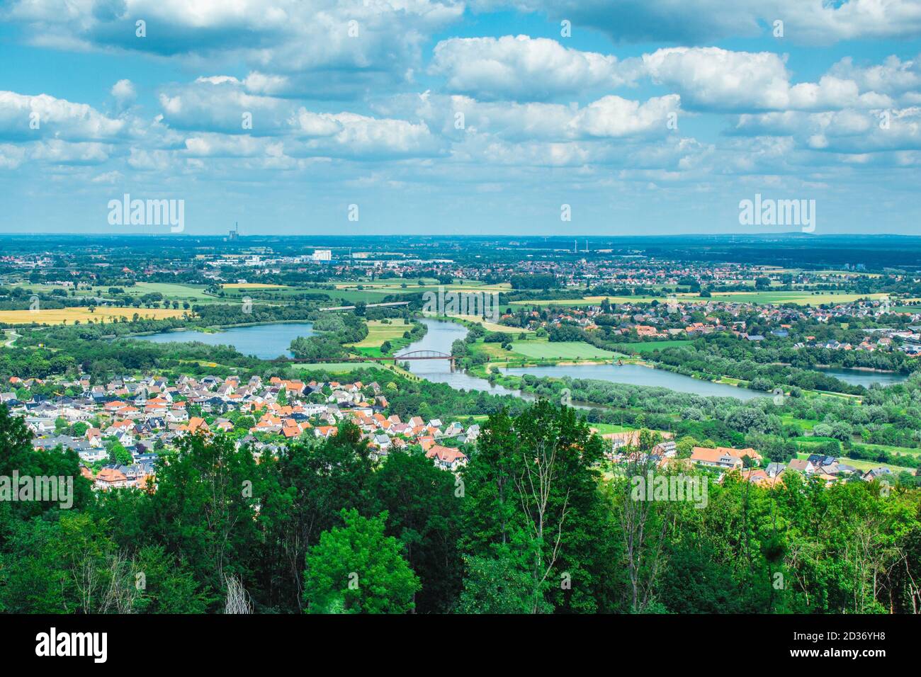 Landschaftlich reizvolle deutsche Landschaft am Weserbergland. Blick vom Kaiser-Wilhelm-Denkmal (Wittekindsberg) in der Nähe der Stadt Porta Westfalica, Nordrhein-Westfalen Stockfoto