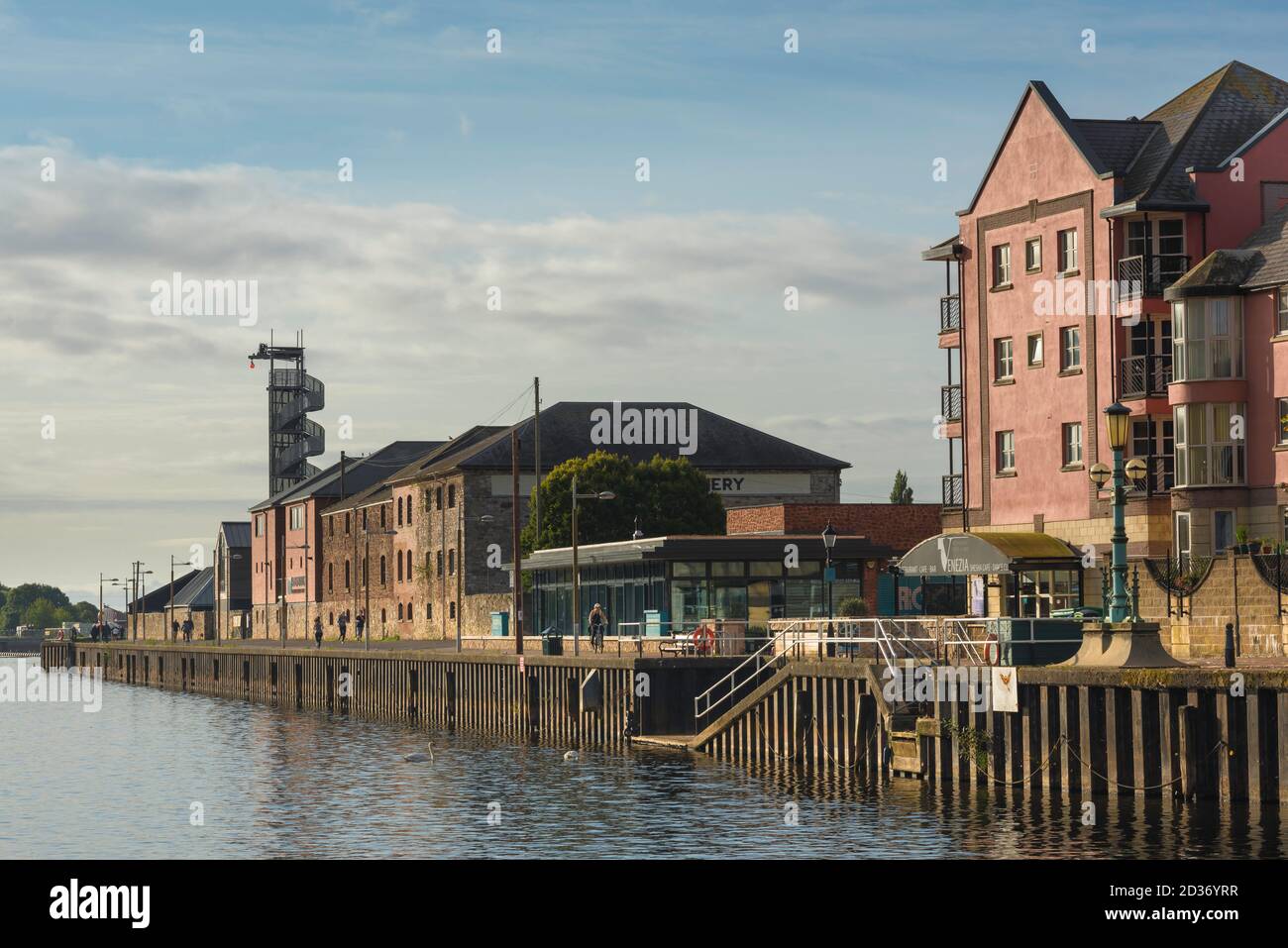 Historisches Exeter, Blick auf restaurierte und modernisierte Industrielager an der Uferpromenade im Quay-Gebiet von Exeter, Devon, Südwesten Englands, Großbritannien Stockfoto