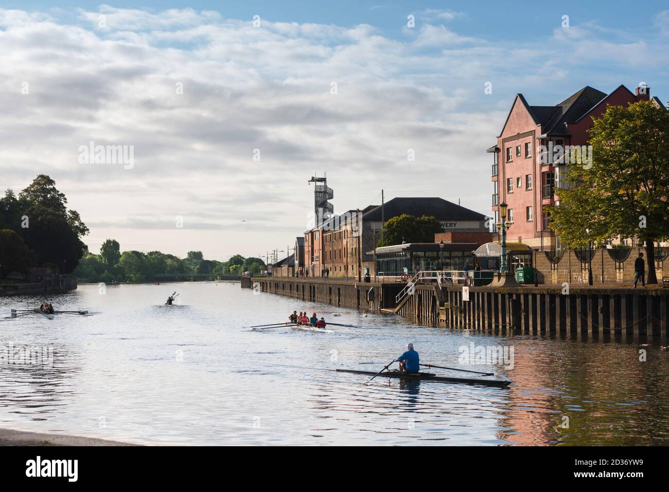 Stadtleben, Blick auf die Menschen rudern bei Sonnenaufgang auf dem Fluss exe in der Stadt Exeter, Devon, Südwesten England, Großbritannien Stockfoto