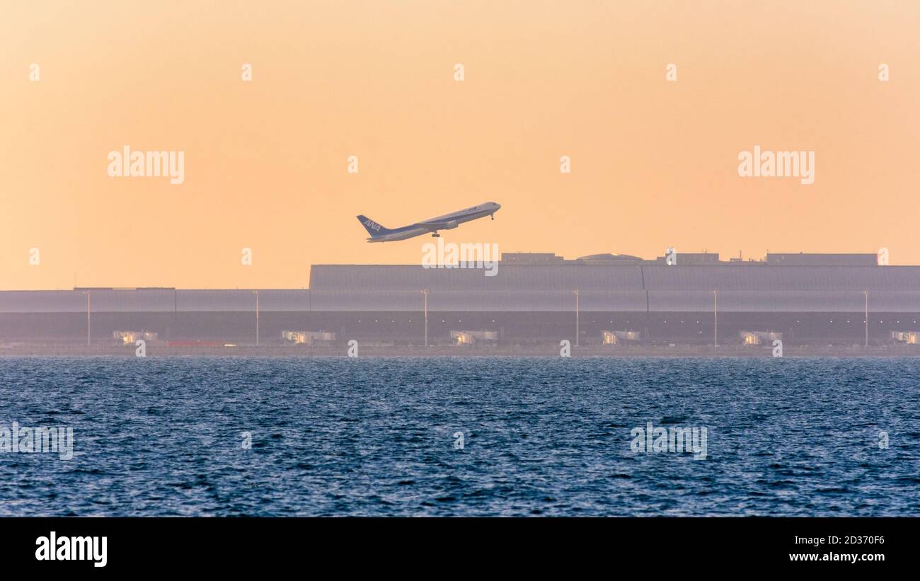 Osaka / Japan - 26. Oktober 2017: Alle Nippon Airways (ANA) Flugzeuge starten von der Start-und Landebahn des Kansai International Airport, künstliche Insel in Osaka Bay Stockfoto