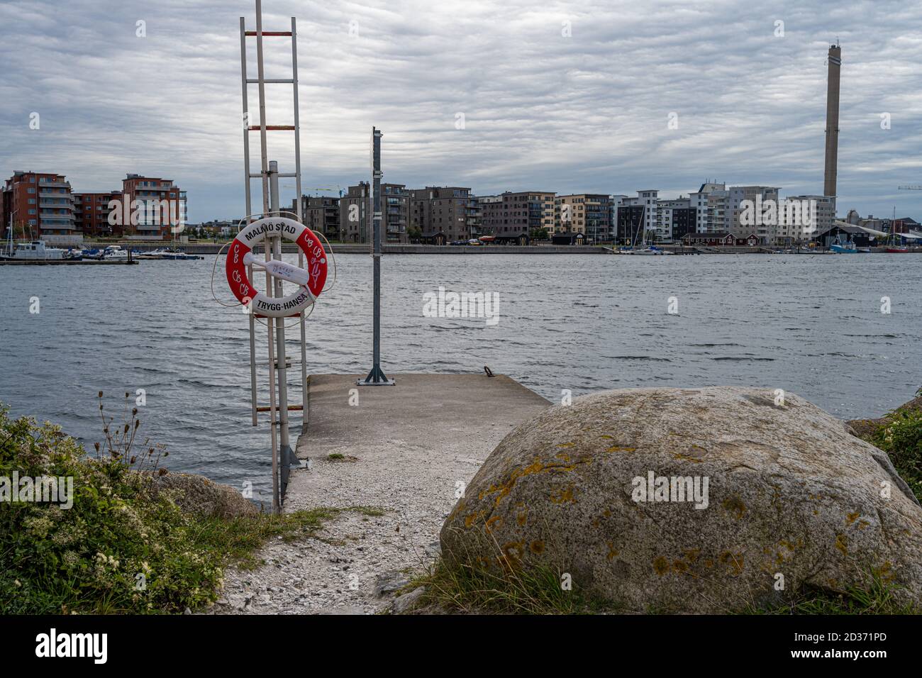 Malmö, Schweden - 13. September 2020: Blick auf das neue Viertel Limhamns Sjostad. Das Bild wurde vom Erholungsgebiet der Insel aufgenommen Stockfoto