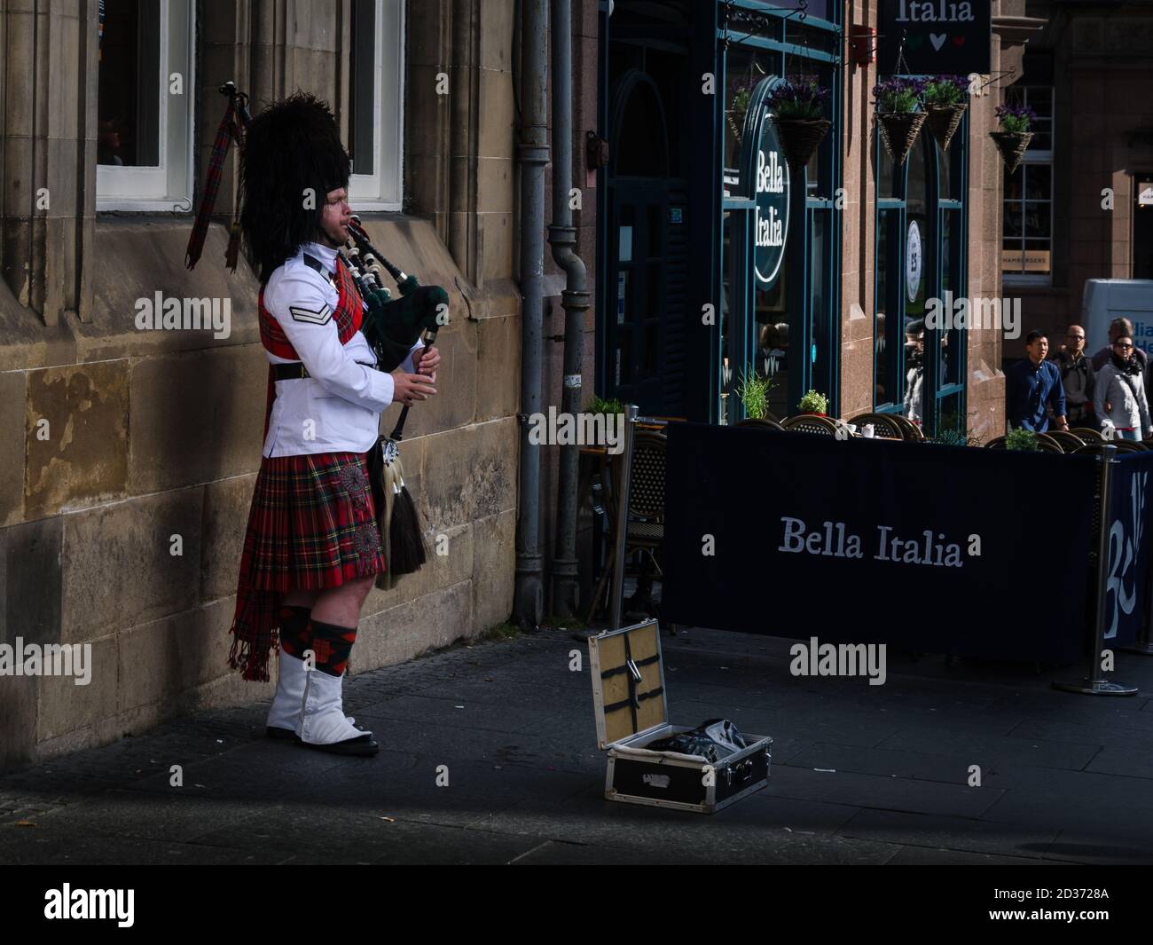 Ein Dudelsackspieler in Edinburghs Straße, Schottland Stockfoto