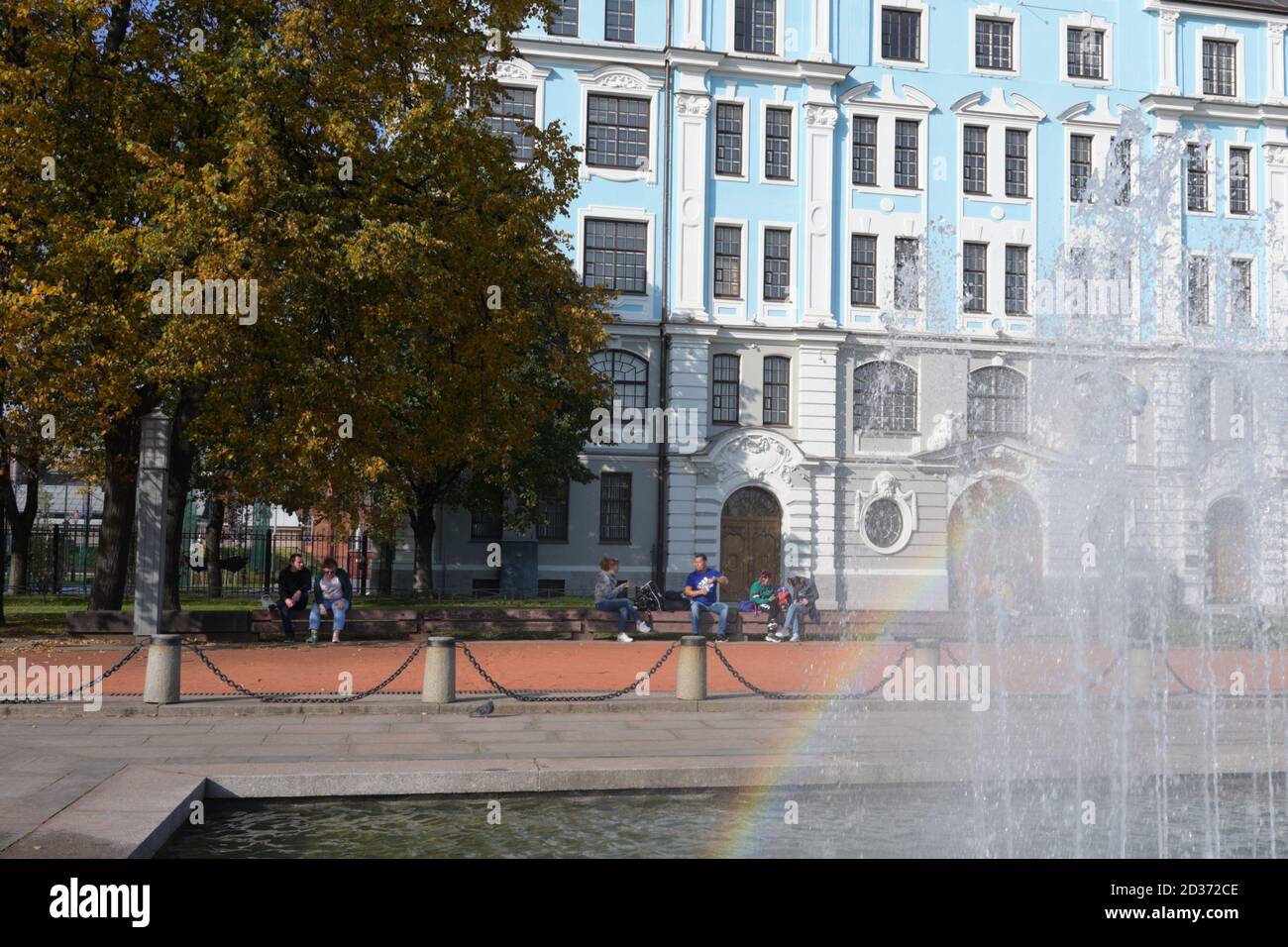 Menschen, die bei dem warmen Wetter in der Nähe von Nakhimov Naval School, Sankt Petersburg, Russland, Stockfoto