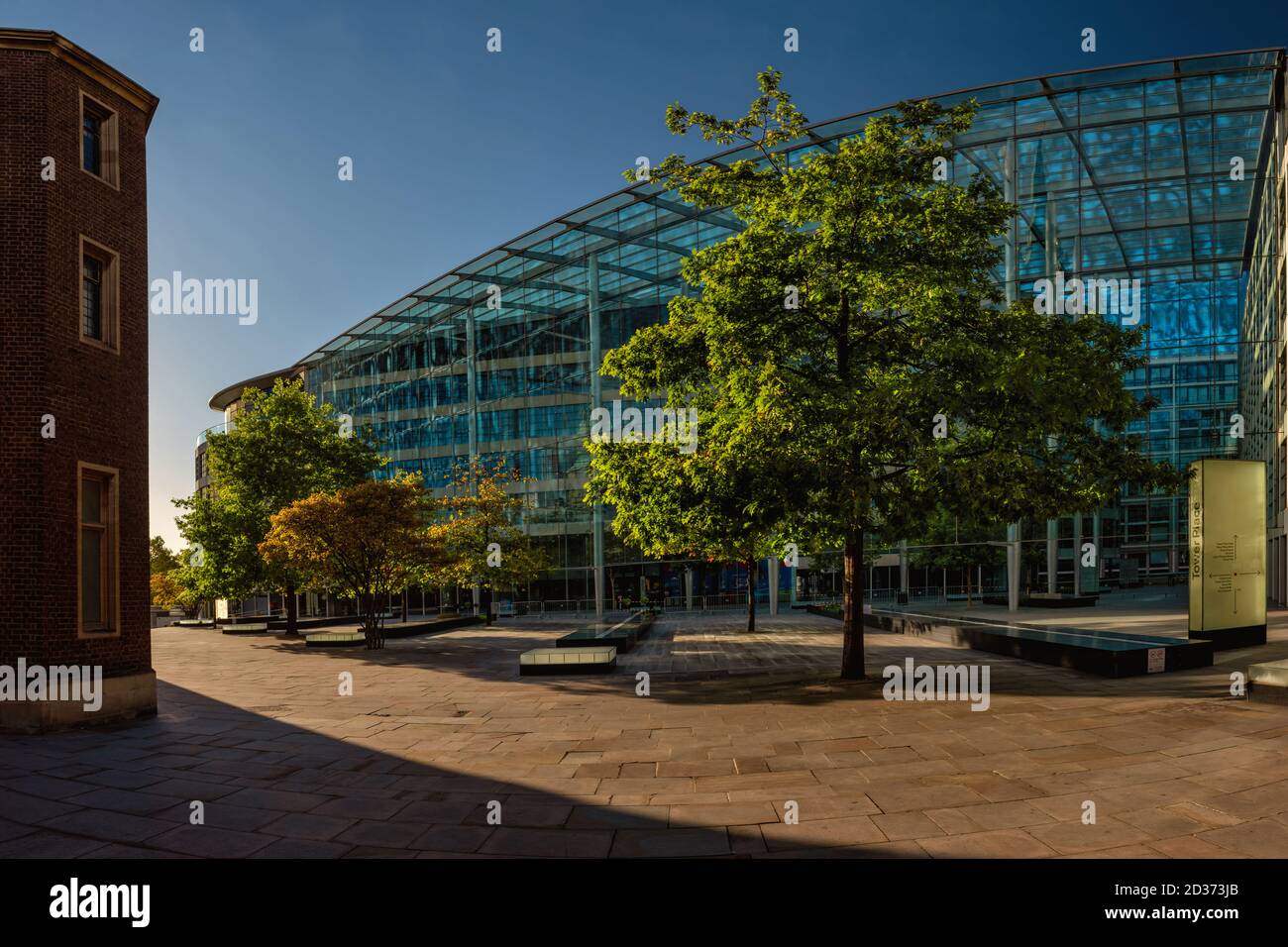 Tower Place West Gebäude und Platz, London, England Stockfoto