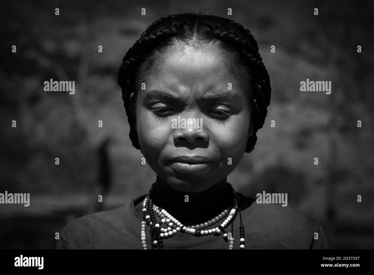 Tsaranoro Camp, Andringitra Nationalpark, Zentral Madagaskar - November 2018: Schöne einheimische madagassische Frau, die nach vorne schaut, mit etwas traurigem Blick Stockfoto