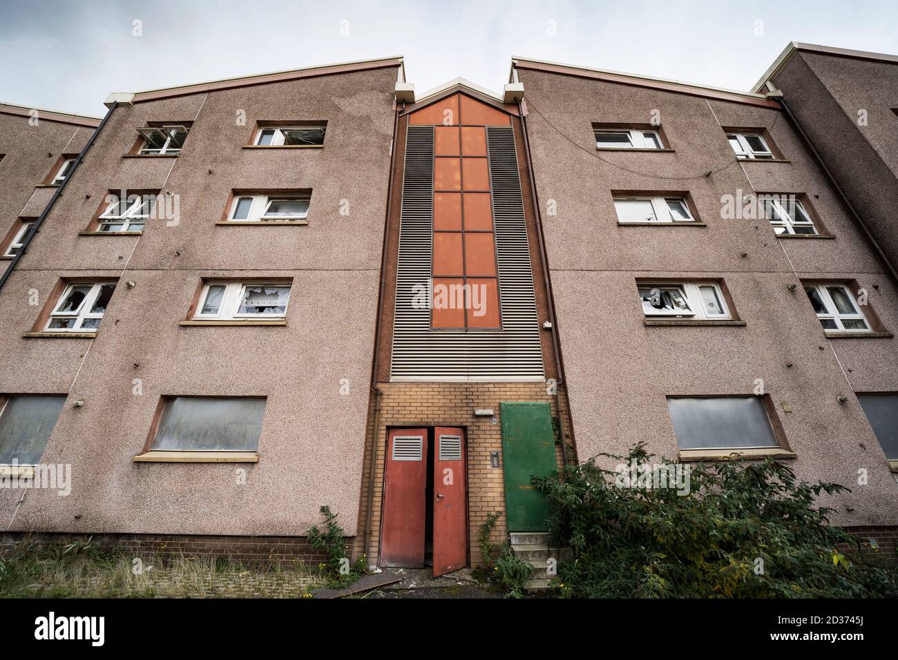Außenansicht von verurteilten Wohnblöcken sozialer Wohnhäuser vor dem Abriss in Gallowgate, Glasgow, Schottland, Großbritannien Stockfoto