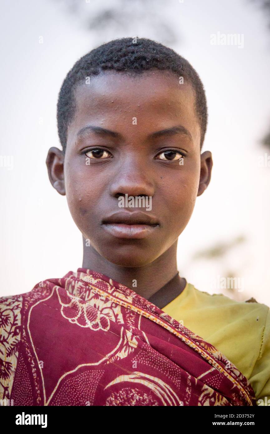 Portrait eines madagassischen jungen Mannes mit schönen Augen und Schal, 2018 Stockfoto