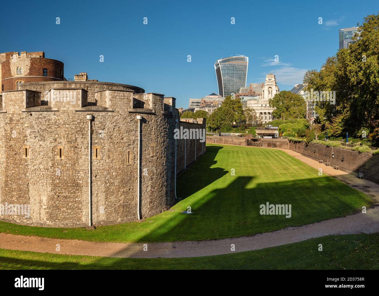 Tower of London Walls und ein Blick auf 20 Fenchurch Street - Walkie Talkie, London England Stockfoto