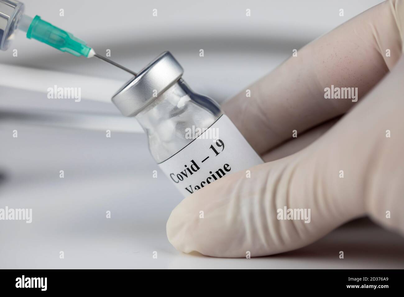 Covid-19 Konzept, Coronavirus-Impfampulle und Flasche zur Injektion mit Spritze Stockfoto