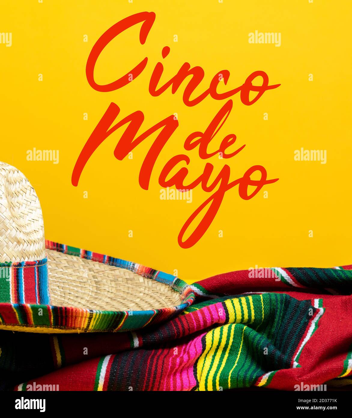 Mexikanische Serape Decke und Sombrero auf gelbem Hintergrund mit Cinco de Mayo. Stockfoto