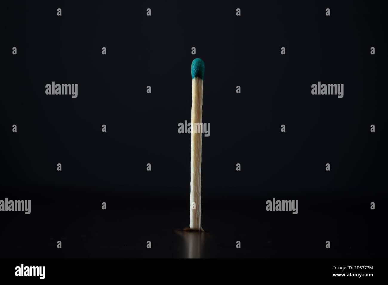 Gebrannter Streichholz auf schwarzem Hintergrund isoliert. Stockfoto