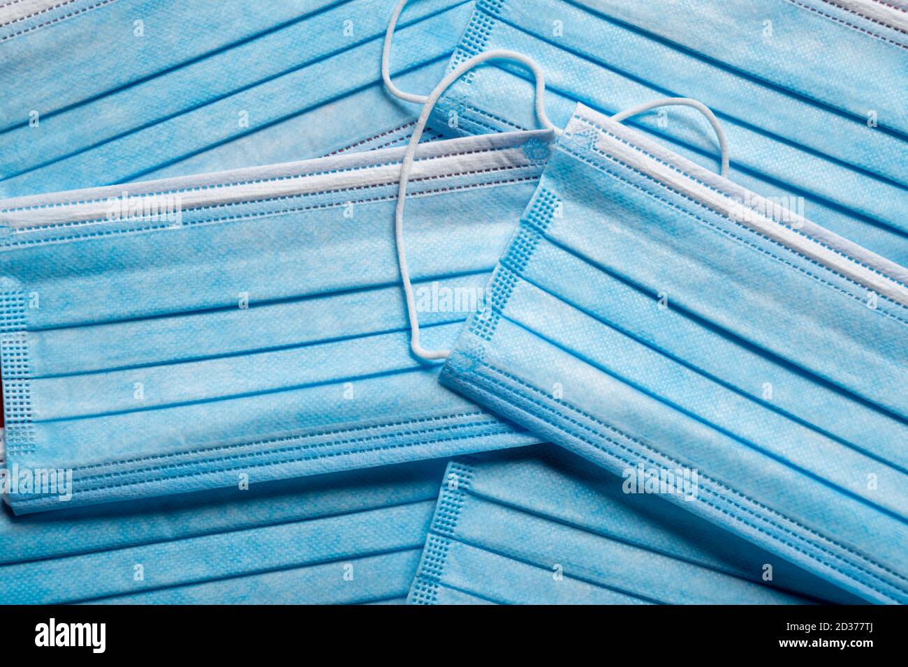 Ein Stapel von blauen Papier OP-Masken. COVID, Virendesign Stockfoto