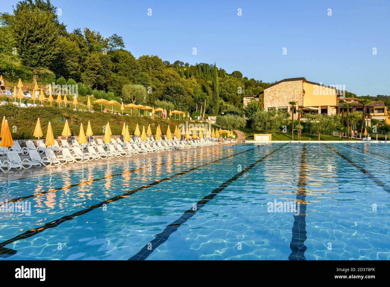 GARDA, ITALIEN - SEPTEMBER 2018: Olympischer Außenpool im Hotel Poiano am Stadtrand von Garda am Gardasee Stockfoto