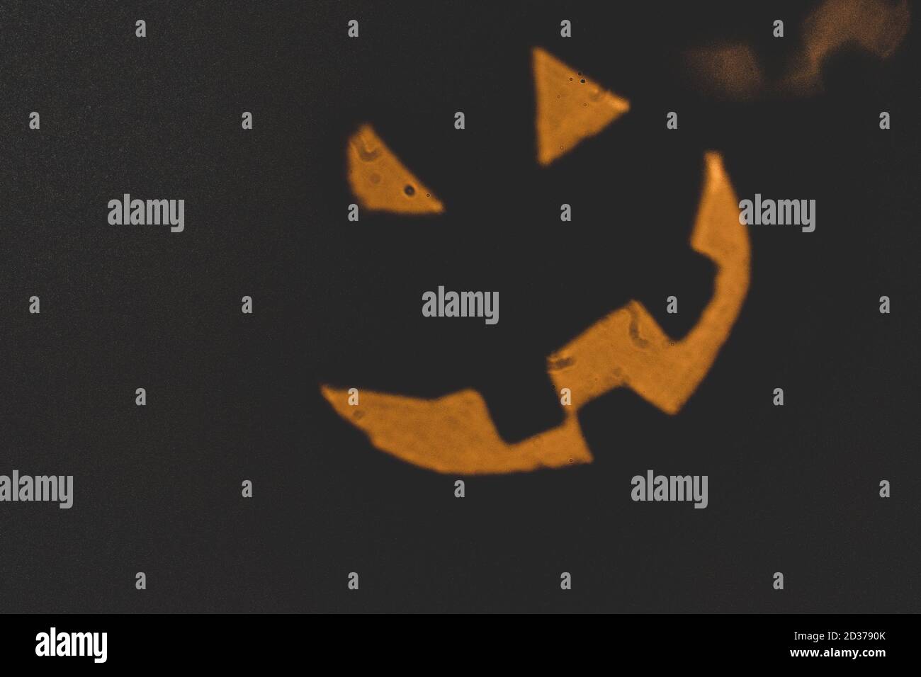 Rauschen und verschwommener abstrakter Hintergrund mit Kürbis Bokeh Licht. Halloween-Film Stockfoto