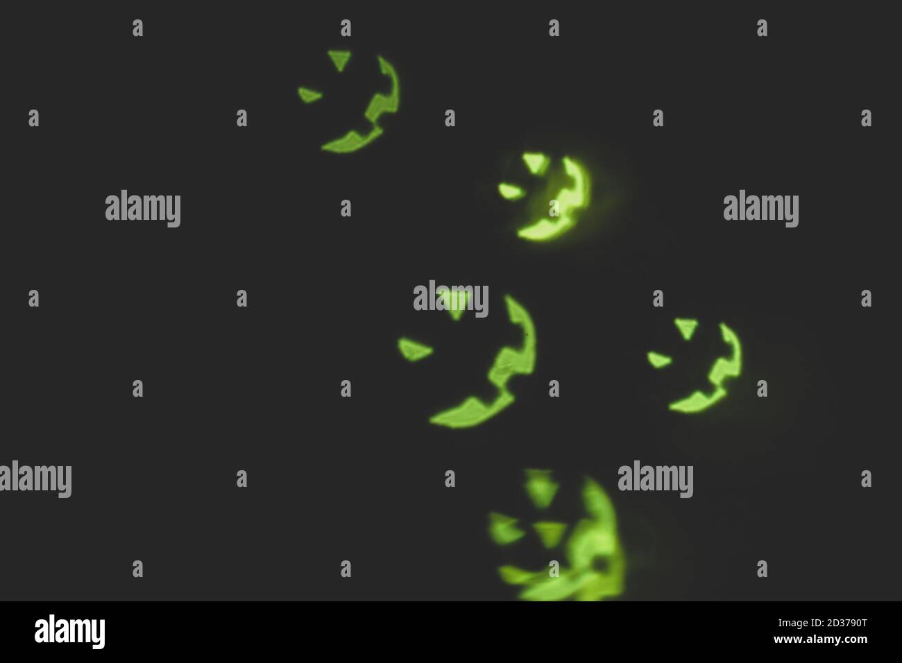 Rauschen und verschwommener abstrakter Hintergrund mit grünem Kürbis Bokeh Licht. Halloween Stockfoto
