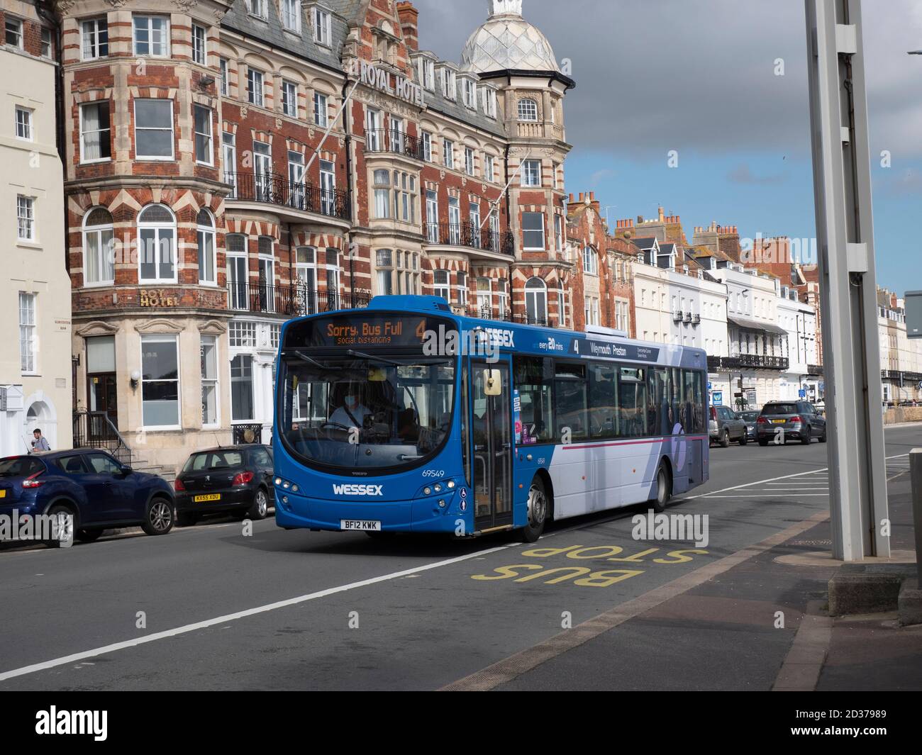 Erster Wessex Bus auf der Esplanade in Weymouth, Bus Voll am Ziel aufgrund von COVID-Einschränkungen Stockfoto